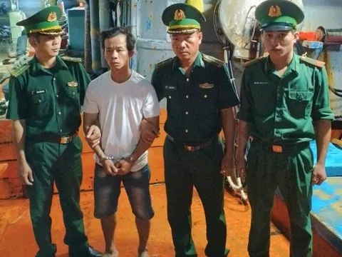 Bộ đội biên phòng cùng công an bắt đối tượng trốn truy nã trên tàu cá