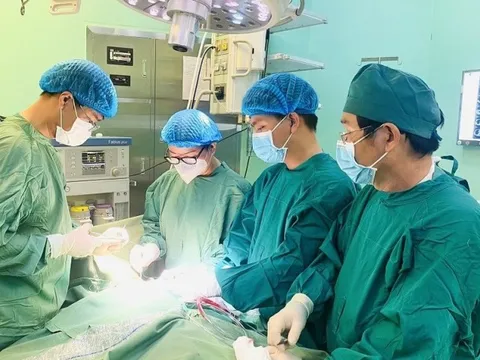 Phẫu thuật lấy mảnh thuỷ tinh ra khỏi cơ thể thiếu niên do pháo tự chế nổ