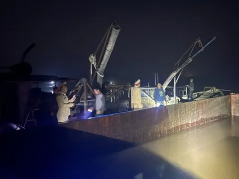 Bắt quả tang "cát tặc" ngay trên sông Hồng thuộc địa bàn giáp ranh