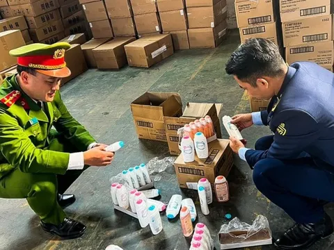 Triệt phá xưởng sản xuất mỹ phẩm giả trong trại nuôi gà