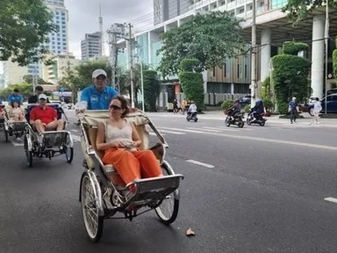 Tàu du lịch Westerdam đưa 2.000 du khách đến Nha Trang ngày cuối năm
