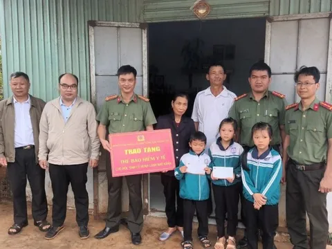 Trao tặng gần 400 thẻ bảo hiểm y tế cho học sinh có hoàn cảnh khó khăn