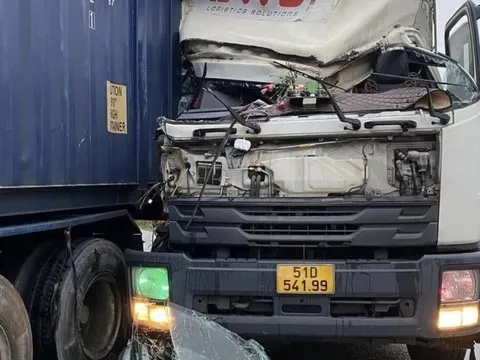 Bánh xe tải văng trúng 2 bé trai tử vong trên QL1A