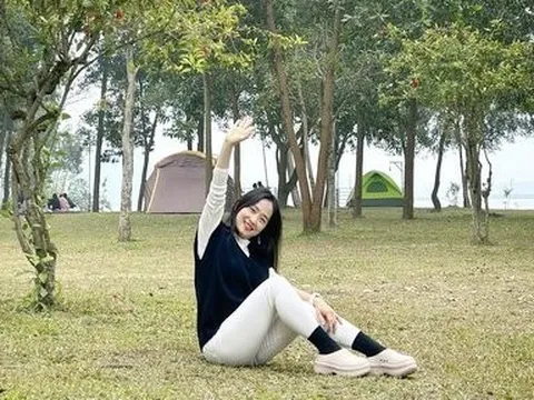 Người dân ra ngoại thành Hà Nội cắm trại tận hưởng kỳ nghỉ lễ