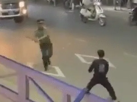 Công an khống chế đối tượng vung mã tấu chém loạn xạ trên đường