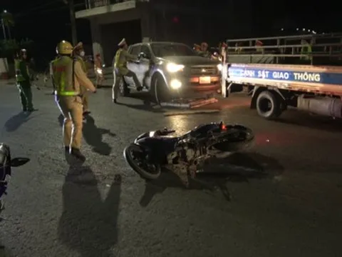 Tạm giữ tài xế vi phạm nồng độ cồn, đâm vào xe cảnh sát