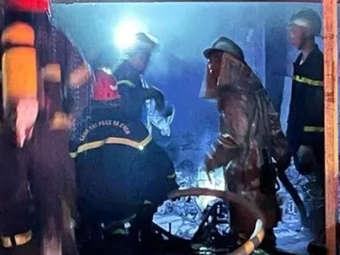 Cháy lớn kèm tiếng nổ tại cửa hàng sửa chữa, buôn bán xe điện ở Hà Nội