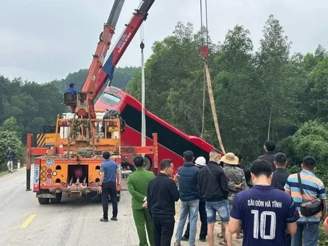 Xe khách chở khoảng 30 người, mất lái lao xuống vệ đường ở Hà Tĩnh