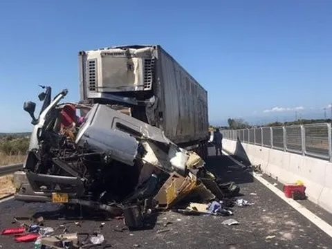 Tai nạn trên cao tốc Vĩnh Hảo - Phan Thiết, đầu xe biến dạng