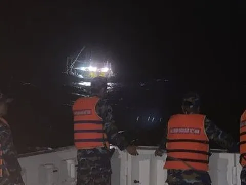 Lai kéo tàu cá tỉnh Phú Yên bị hỏng máy về đảo Song Tử Tây để sửa chữa