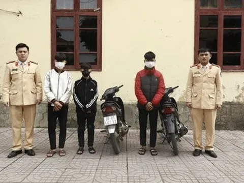Ba học sinh đi xe máy lạng lách, đánh võng để thể hiện “tài năng”
