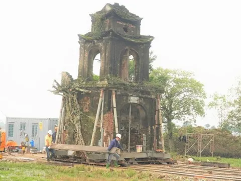 Xem “thần đèn” di chuyển cổng đền hơn 200 tuổi tại Hà Tĩnh