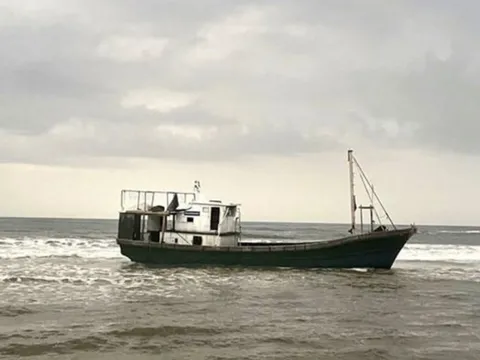 Phát hiện tàu lạ trôi dạt vào bờ biển Quảng Trị