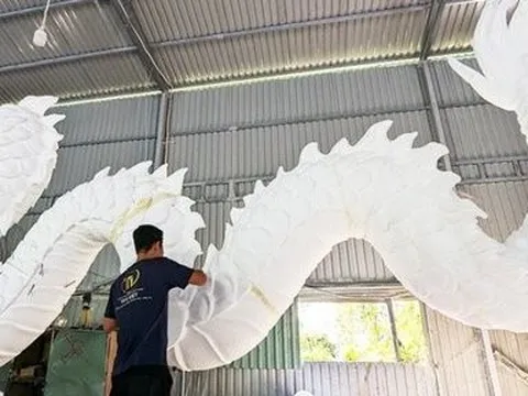 Bên trong xưởng chế tác rồng “khủng” cho Tết Giáp Thìn 2024 ở TP.HCM