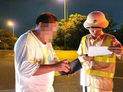 Cảnh sát giao thông có được kiểm tra cốp xe, ví của lái xe?