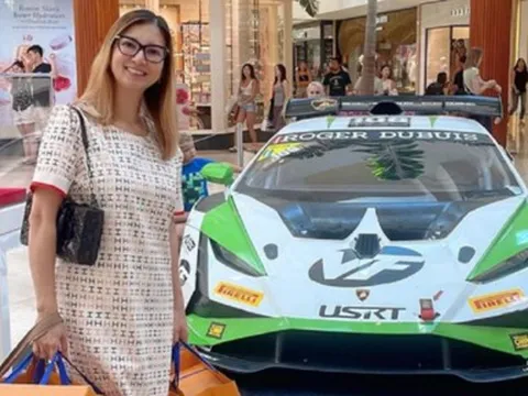 Nữ ca sĩ xinh đẹp không tiếc tiền mua hàng hiệu, mất 300 triệu đồng khi ghé chợ mua sắm