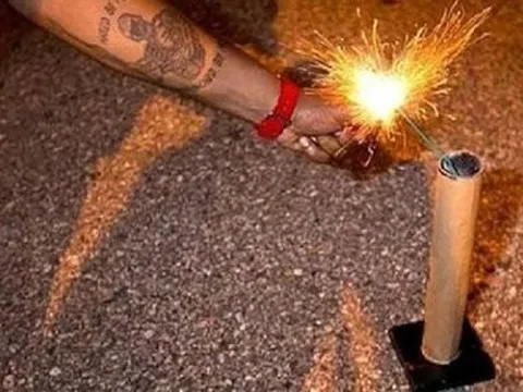 Tự xay bột chế tạo pháo, 2 học sinh bị thương tích toàn thân