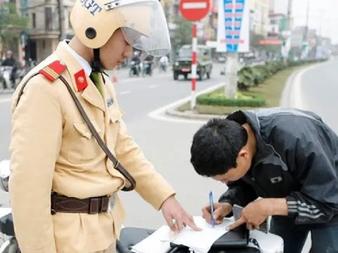 Bị xử phạt vi phạm giao thông, nhờ người khác nộp phạt và lấy hộ xe được không?