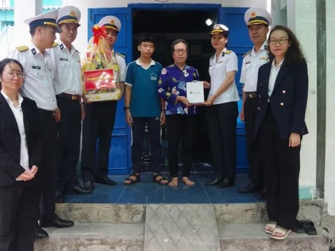 Lữ đoàn 171 tặng quà cho con ngư dân được nhận đỡ đầu