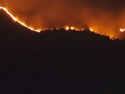 Cháy núi Cô Tiên, Nha Trang huy động chống cháy lan ra khu dân cư