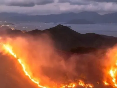 Hơn 100 người dập cháy trên núi Cô Tiên trong đêm, giải cứu 25 người cắm trại