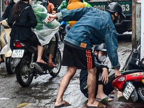 Con ngõ huyết mạch ở Hà Nội mòn mỏi chờ mở rộng, dân vấp ổ gà ngã xe như cơm bữa