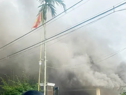 Khói lửa dữ dội bao trùm quán karaoke giữa trưa