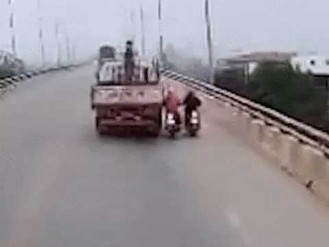 Khởi tố tài xế xe tải hích văng hai xe máy rồi bỏ chạy ở Phú Thọ