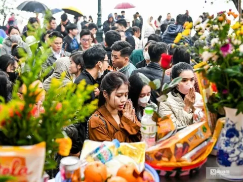 Hàng nghìn người dân đội mưa lễ phủ Tây Hồ "trả lễ" cuối năm