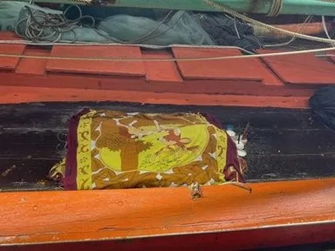 Ngư dân phát hiện thi thể nam giới cụt tay đang phân hủy trên biển