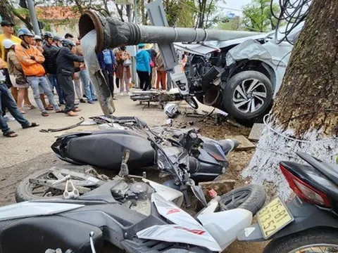 Hiện trường ô tô ‘điên’ tông bay loạt xe máy, ô tô giữa trung tâm thành phố Huế