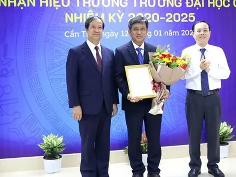 Bộ trưởng Nguyễn Kim Sơn trao quyết định công nhận Hiệu trưởng Trường ĐH Cần Thơ