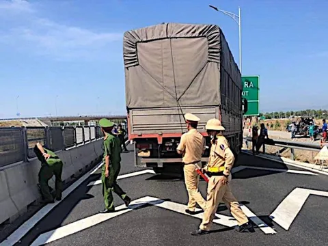 Bình Thuận: Bắt xe tải chống đối, bỏ chạy tông vào tổ CSGT