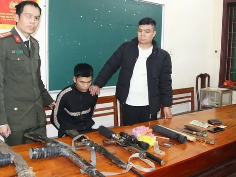 Bắt 2 đối tượng buôn ma túy trang bị nhiều vũ khí “nóng”