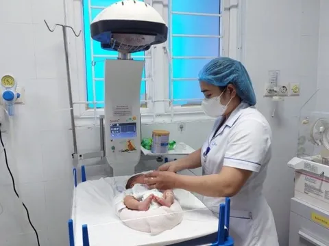 Quảng Bình: Tìm người thân cho bé sơ sinh bị bỏ rơi bên đường