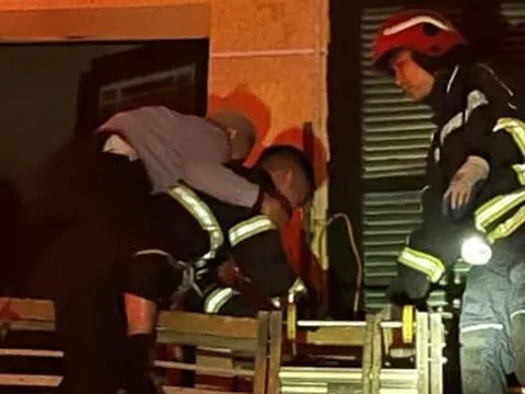 Cảnh sát bắc thang, cõng 2 người già thoát khỏi căn nhà bốc cháy lúc rạng sáng