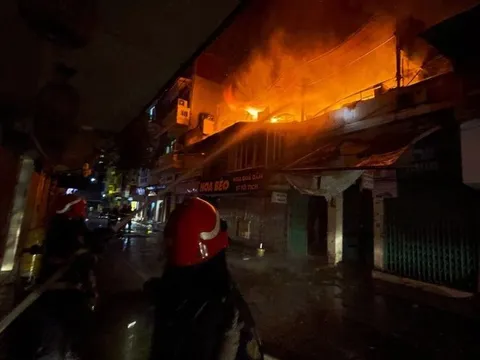 Giải cứu 2 người già thoát khỏi căn nhà bốc cháy lúc rạng sáng