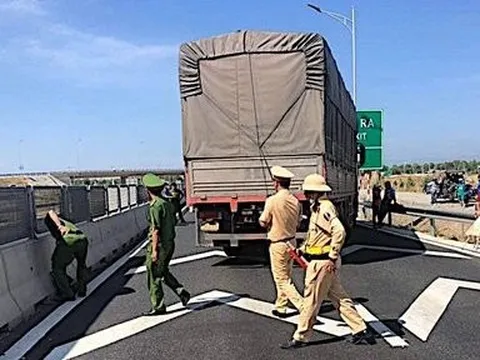 Bình Thuận: Khởi tố vụ tài xế xe tải bỏ chạy, tông vào CSGT