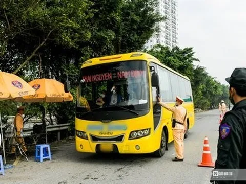 Hà Nội: Nhiều xe dừng xe không đúng nơi quy định bị CSGT xử lý