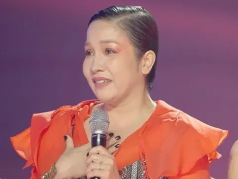 Diva Mỹ Linh bật khóc trên sân khấu “Chị đẹp đạp gió rẽ sóng”
