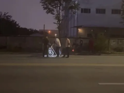 Thanh niên tử vong sau khi lao xe máy lên vỉa hè tông trúng cây xanh