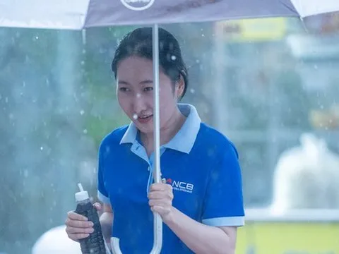 Mưa lớn bất chợt giờ tan tầm, người dân Long An vất vả về nhà