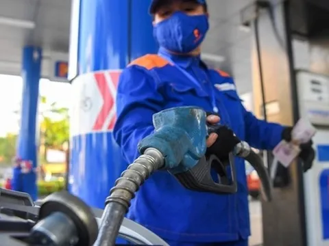 Giá xăng dầu tăng, RON95 vượt 22.000 đồng/lít