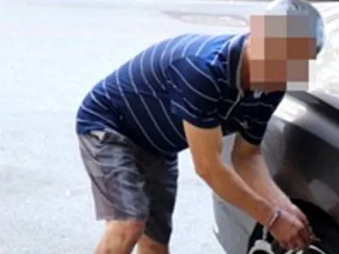 Hà Nội: Khởi tố người đàn ông chọc thủng lốp ô tô vì đỗ "ngứa mắt"