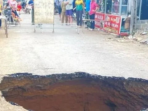 Xuất hiện 'hố tử thần' ở Hòa Bình, 7 hộ dân phải sơ tán