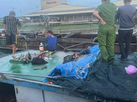 Tạm giữ 2 tàu sắt khai thác cát trái phép trên sông Tiền