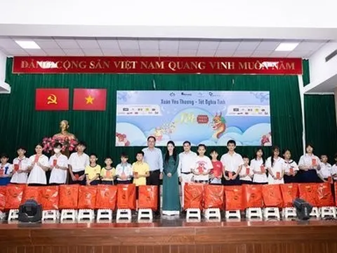 Các Hoa hậu, Á hậu trao 500 phần quà cho người dân khó khăn, trẻ mồ côi