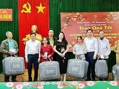 Tạp chí Đời sống và Pháp luật phối hợp trao quà Tết cho người nghèo