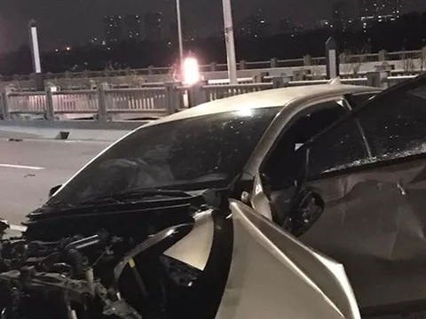 Hai ô tô biến dạng trên cầu Vĩnh Tuy sau cú va chạm