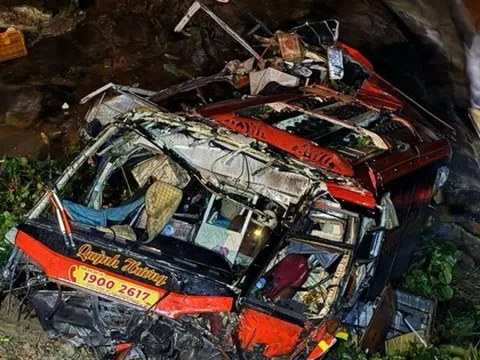 Hiện trường vụ tai nạn ở cao tốc La Sơn - Túy Loan: Xe khách biến dạng dưới vực sâu